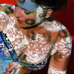 Travail de body-painting de la plasticienne Corine Leridon.